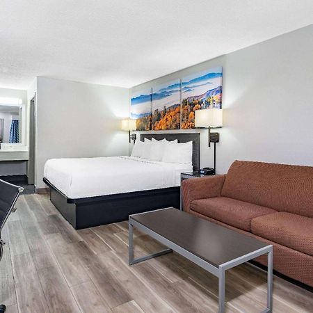 Days Inn By Wyndham Hamilton Экстерьер фото