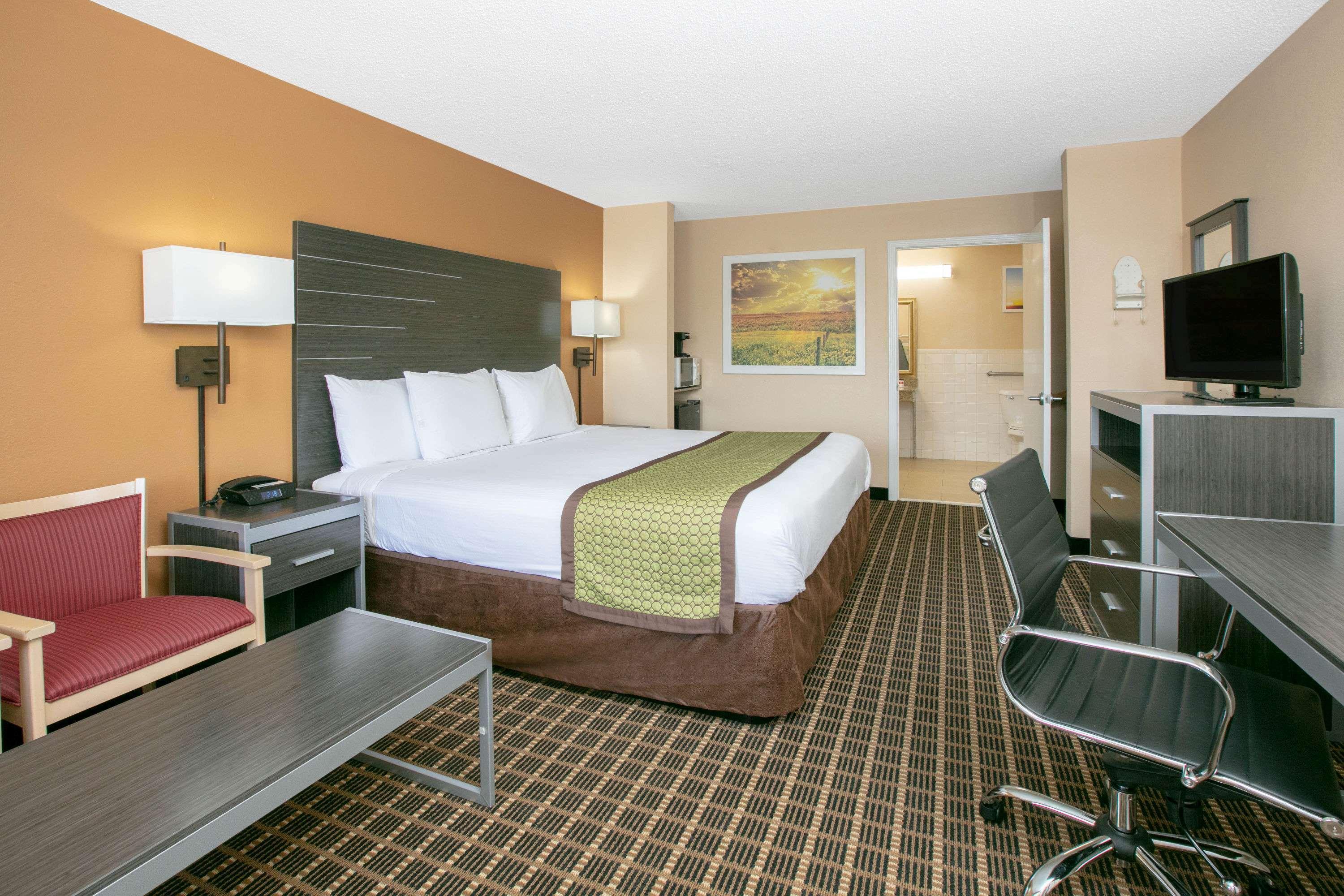 Days Inn By Wyndham Hamilton Экстерьер фото