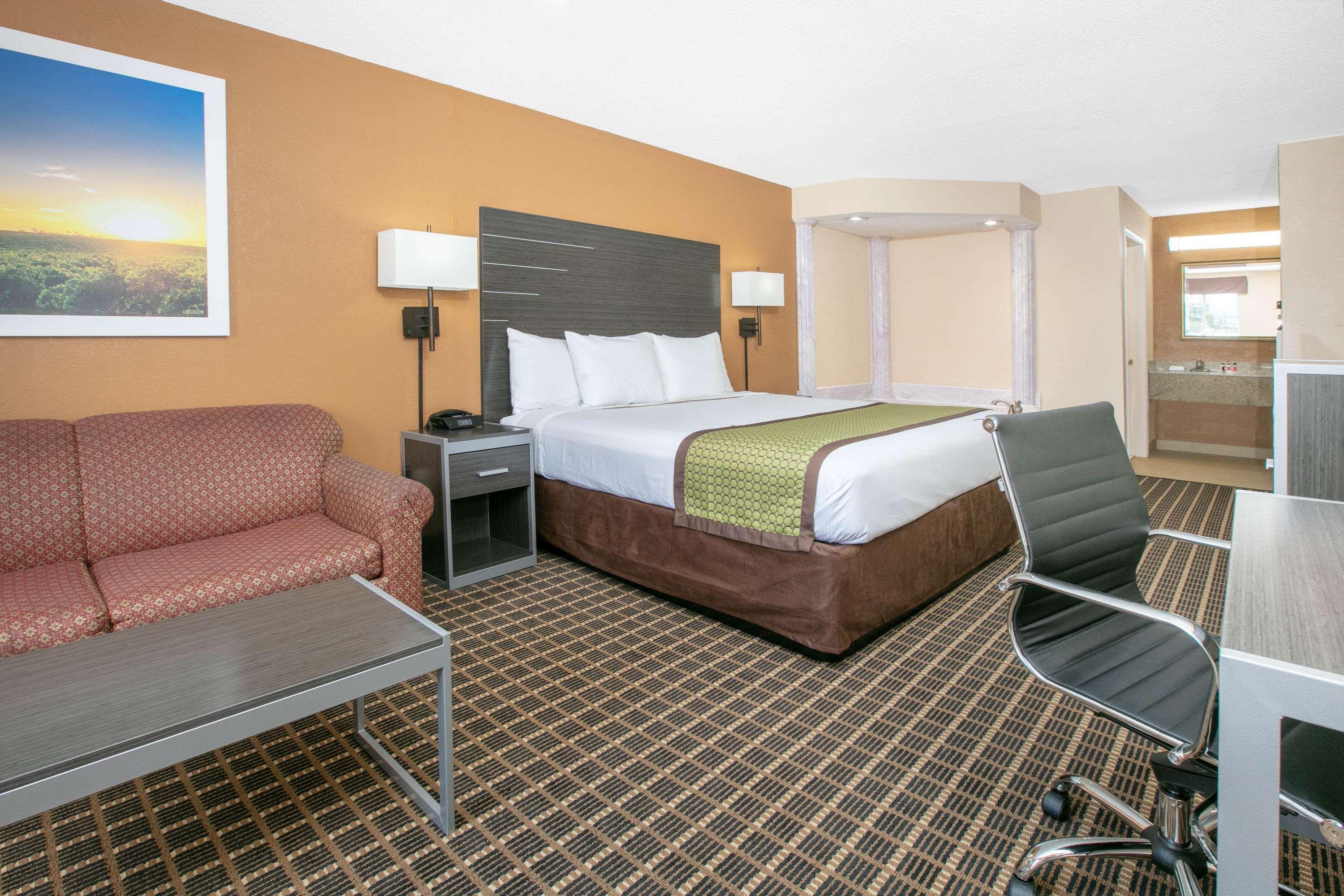 Days Inn By Wyndham Hamilton Экстерьер фото
