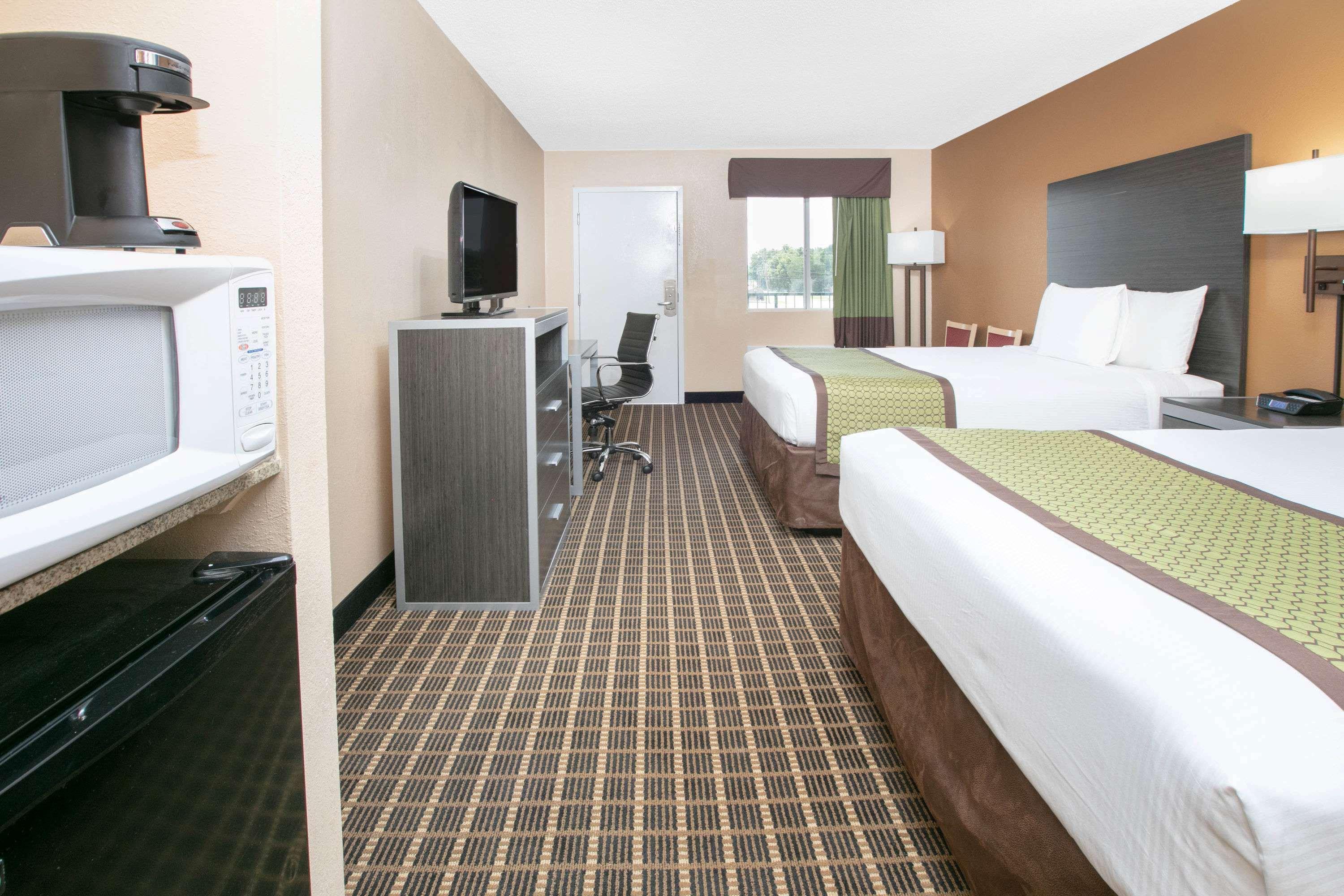 Days Inn By Wyndham Hamilton Экстерьер фото
