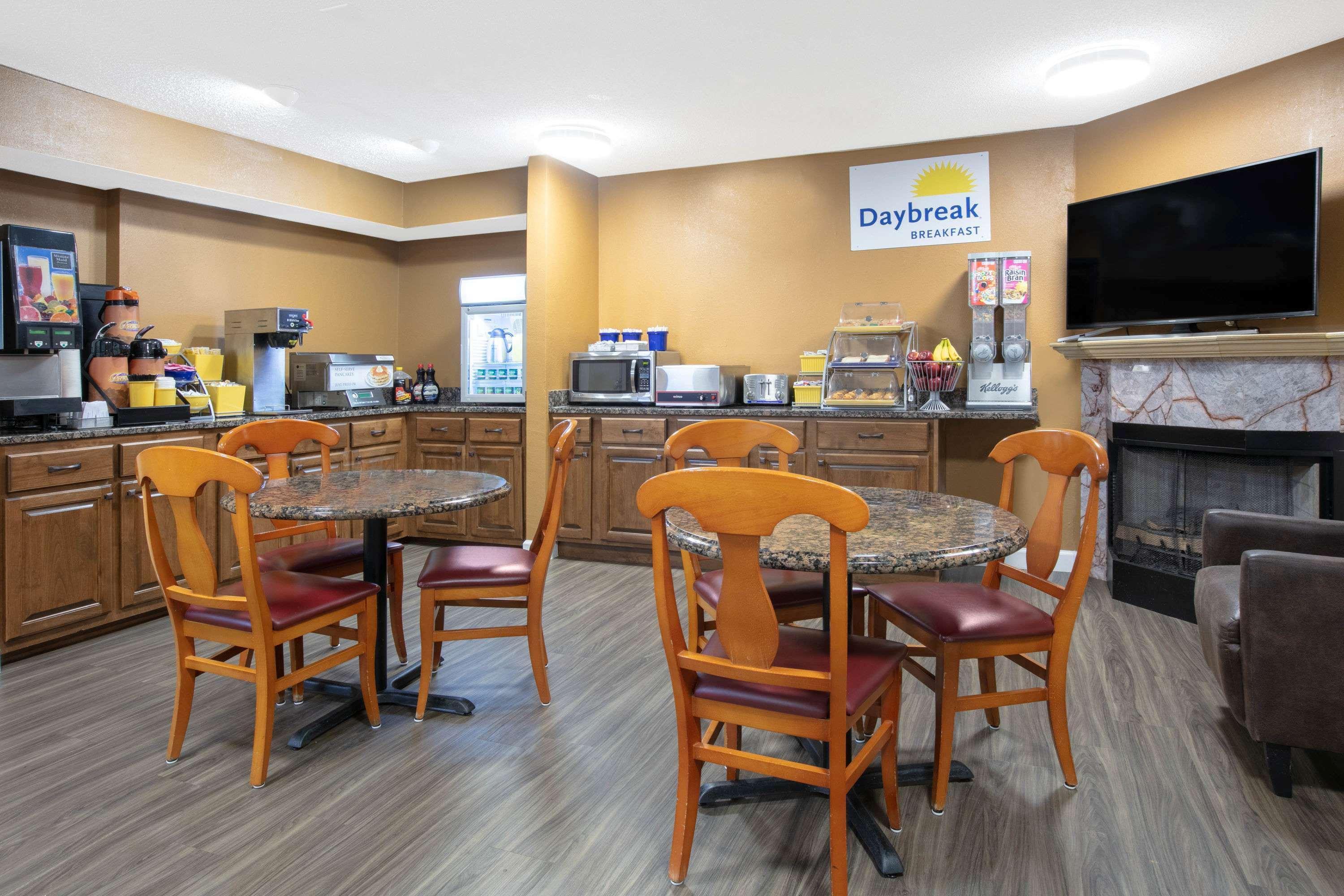 Days Inn By Wyndham Hamilton Экстерьер фото