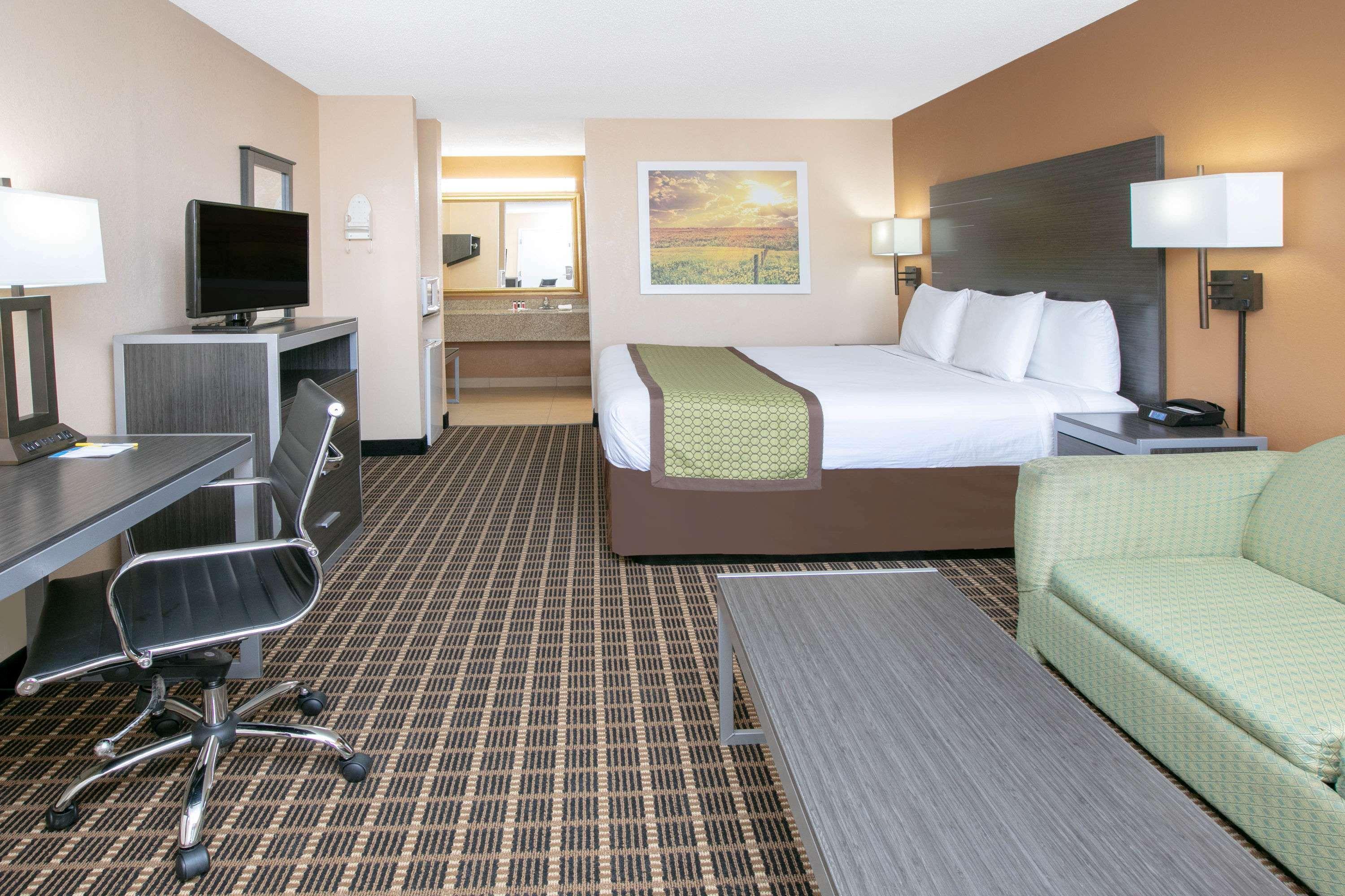 Days Inn By Wyndham Hamilton Экстерьер фото