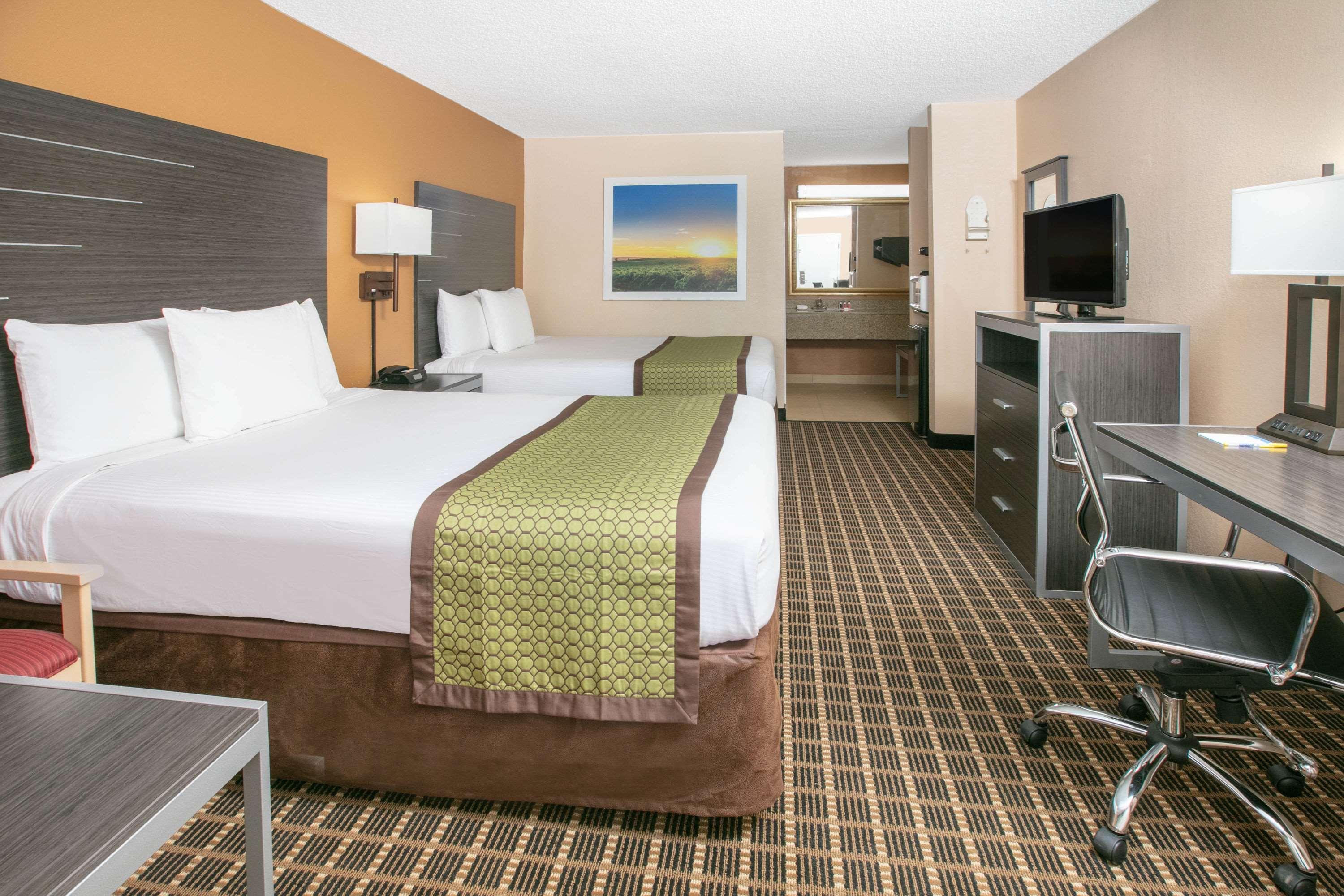 Days Inn By Wyndham Hamilton Экстерьер фото