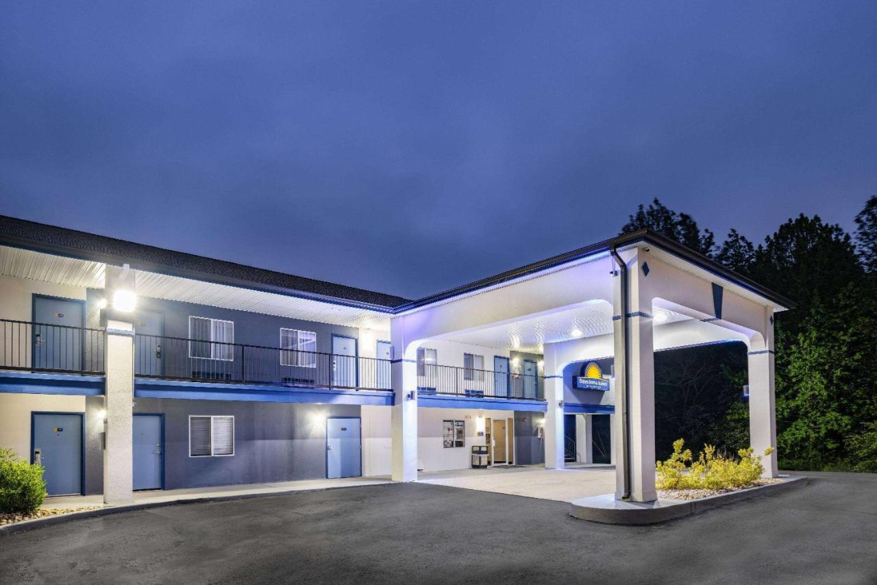Days Inn By Wyndham Hamilton Экстерьер фото